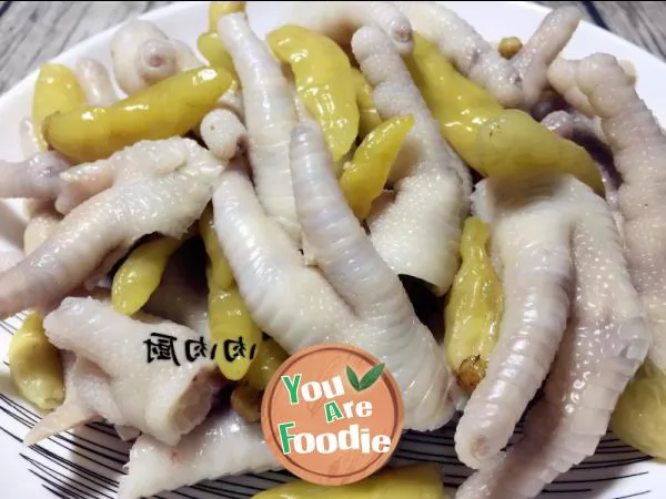 Chicken feet with pickled pepper \