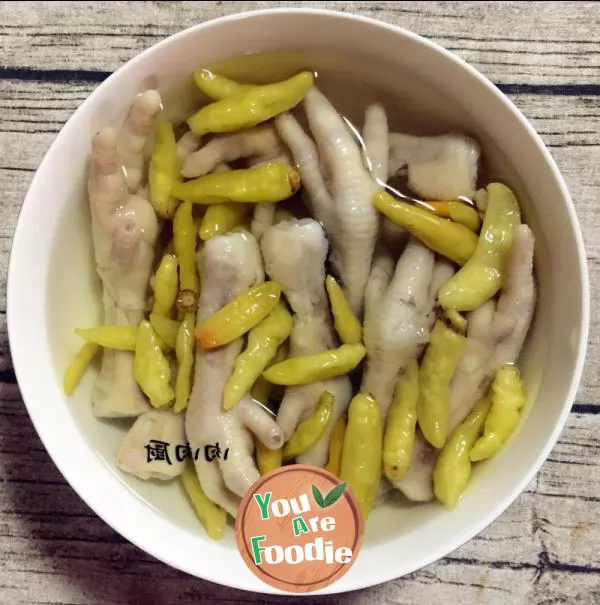 Chicken feet with pickled pepper \