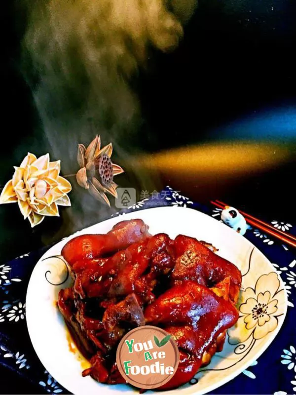 Braised pig feet in soy sauce