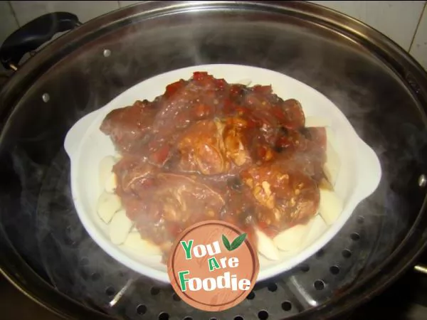 Steamed spareribs with chopped pepper and yam