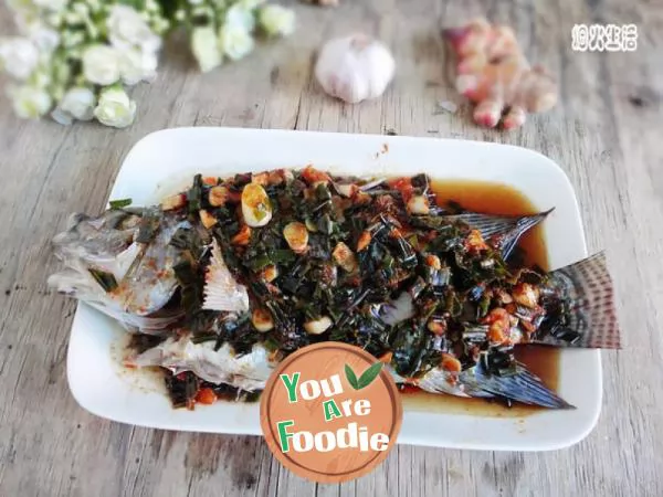 Steamed-fish-with-ginger-leaves-in-chili-sauce