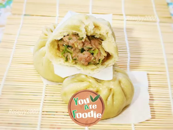 Pork,-Chinese-cabbage-and-steamed-stuffed-bun