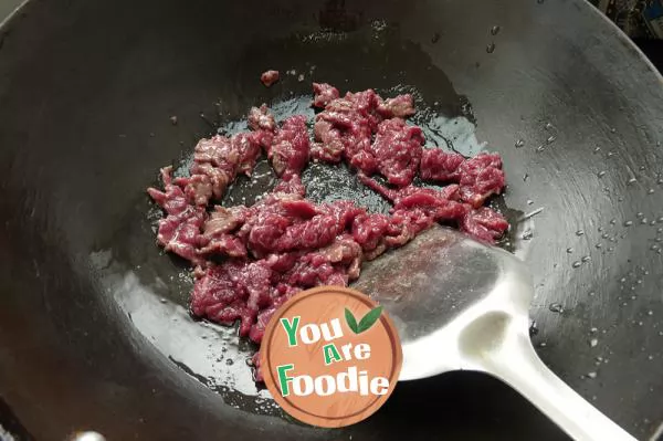 Fried beef in lotus pond