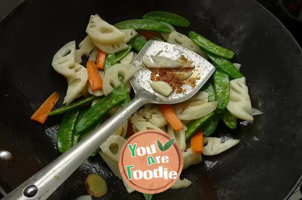 Fried beef in lotus pond