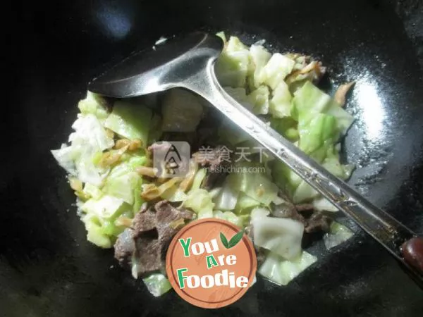 Stir fried cabbage with shredded mustard and beef