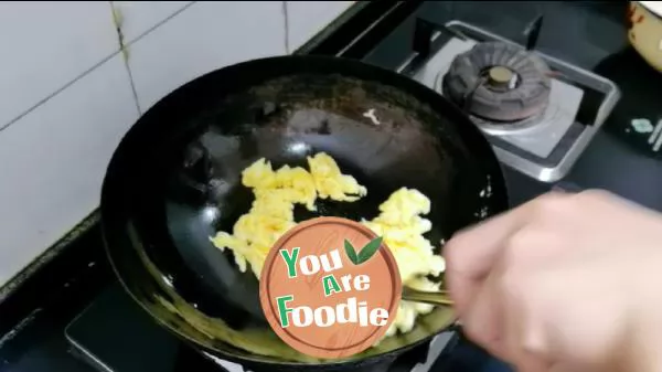 Sliced noodles with tomato and egg