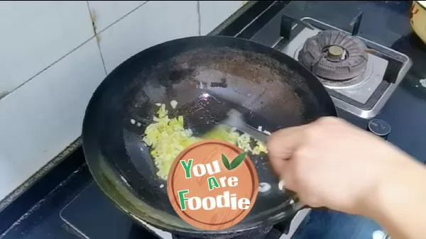 Sliced noodles with tomato and egg