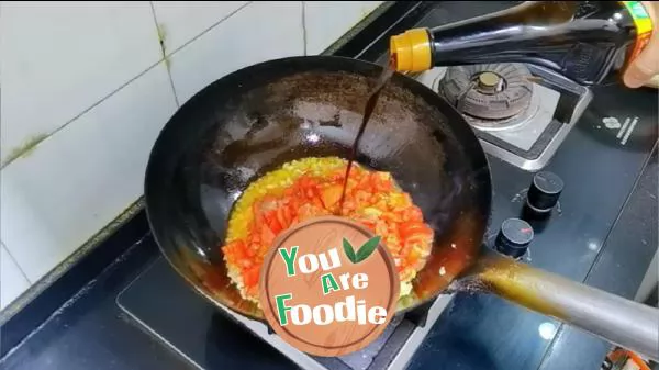 Sliced noodles with tomato and egg