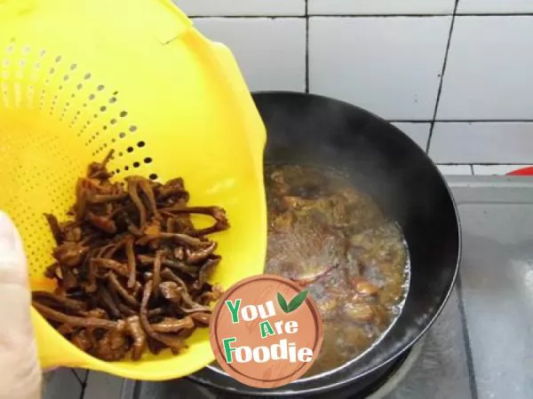 Braised pork with bean tendon stick