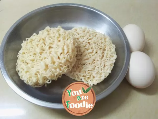 Fried noodles with egg