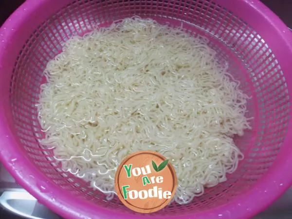 Fried noodles with egg