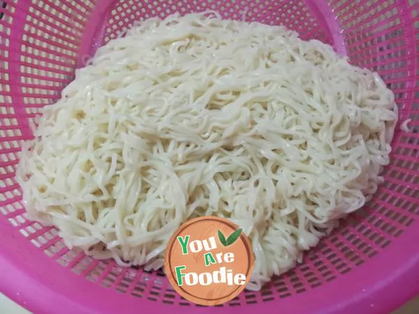 Fried noodles with egg