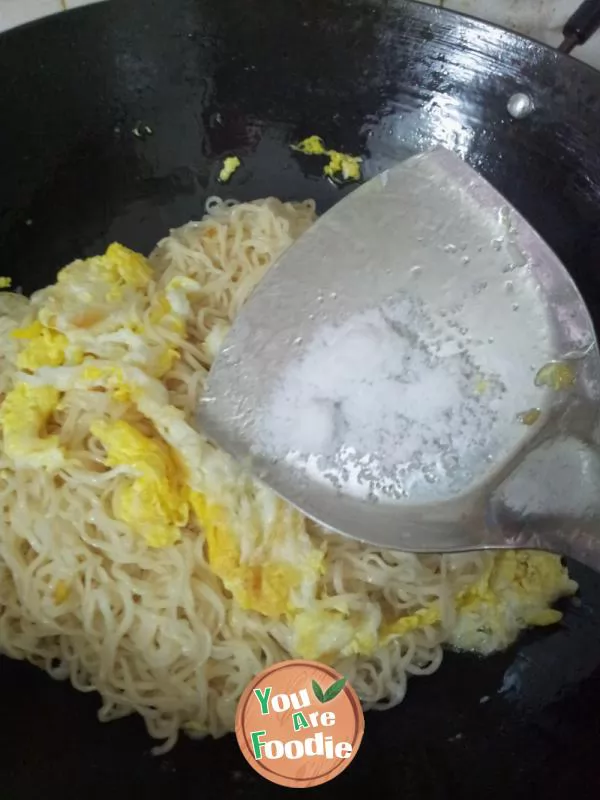 Fried noodles with egg