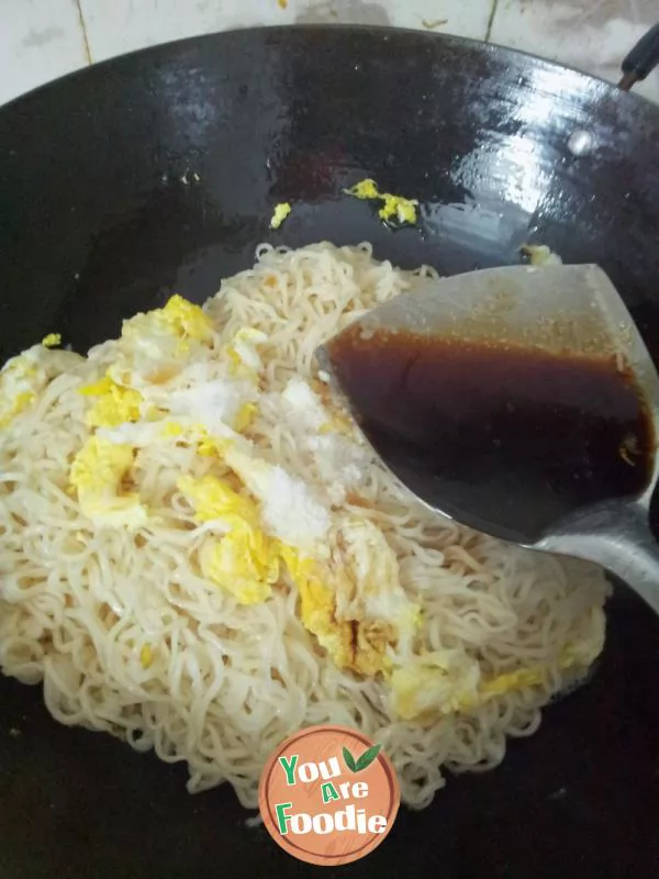 Fried noodles with egg