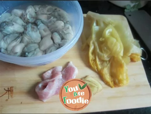 Pickled cabbage soup with oysters