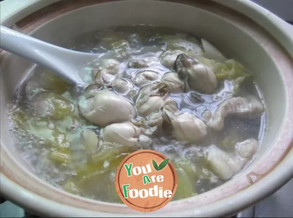 Pickled cabbage soup with oysters