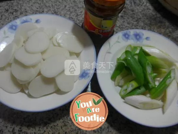 Fried rice cake with beef sauce and scallions