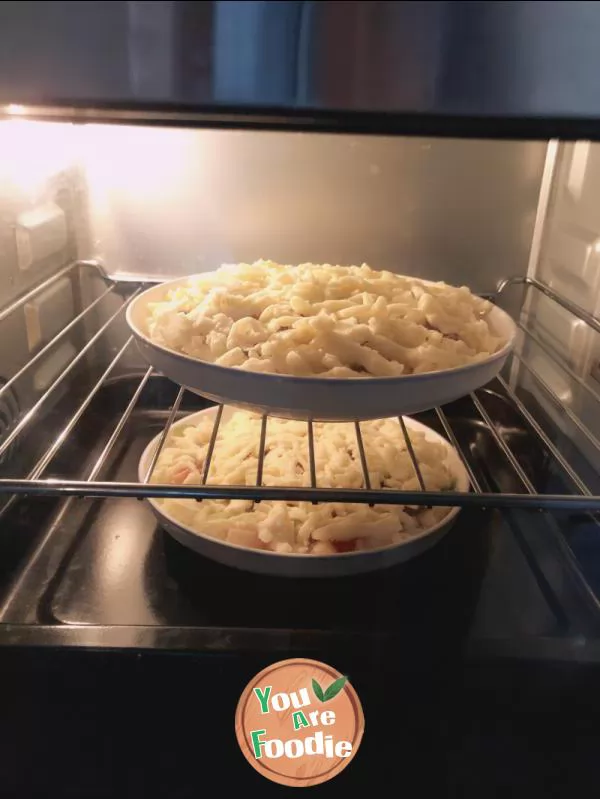 Baked rice with beef and cheese with black pepper