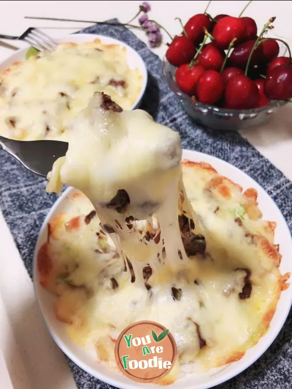 Baked rice with beef and cheese with black pepper