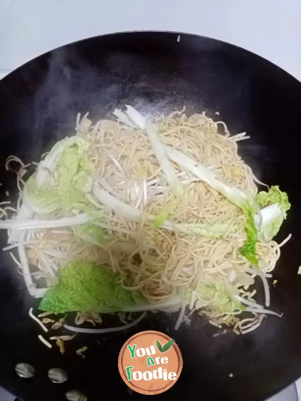 Fried noodles with shredded pork and eggs