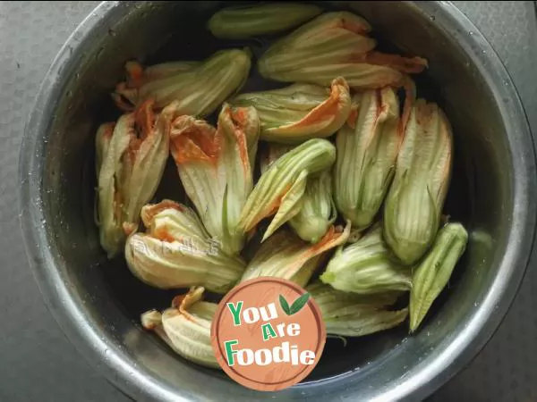 Fried pumpkin flower