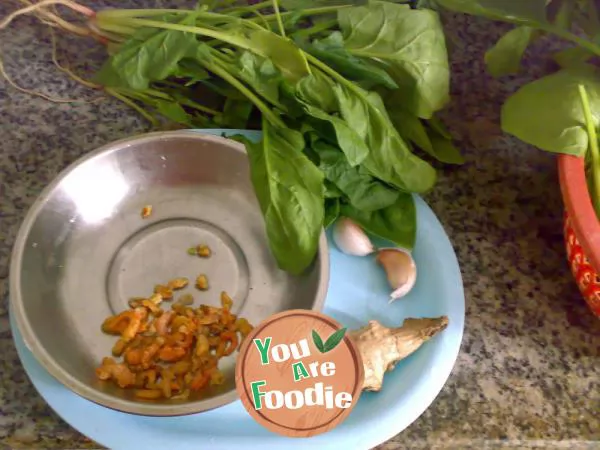 Stir fried spinach with garlic and shrimp