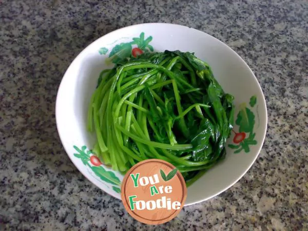 Stir fried spinach with garlic and shrimp