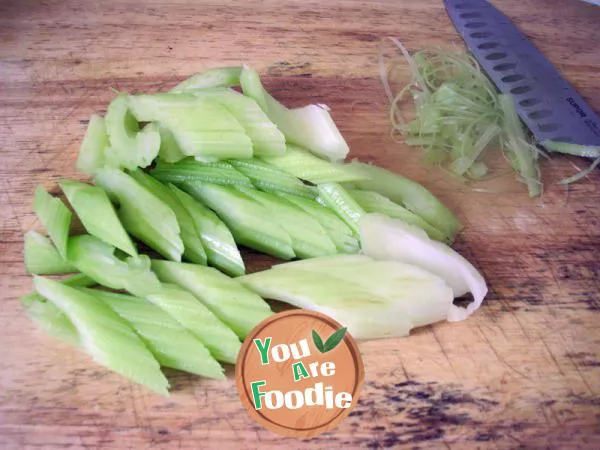 Braised white shrimp with celery in Taji pot