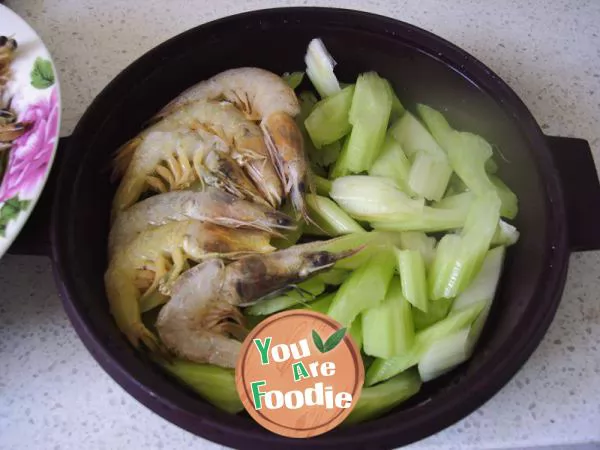 Braised white shrimp with celery in Taji pot