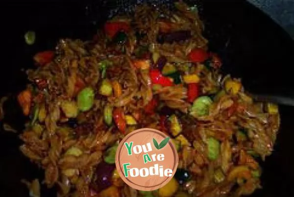 Stir fried noodles with Chinese and Western sauce