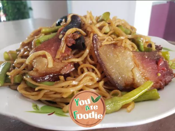 Stewed noodles with cowpea and bacon