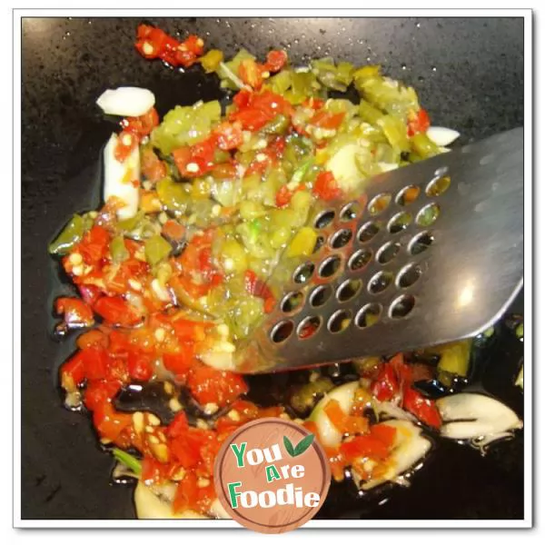 Appetizers for delicious meals ---------- fish with bean jelly and chopped peppers