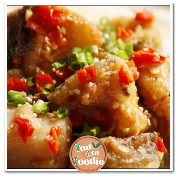 Appetizers for delicious meals ---------- fish with bean jelly and chopped peppers