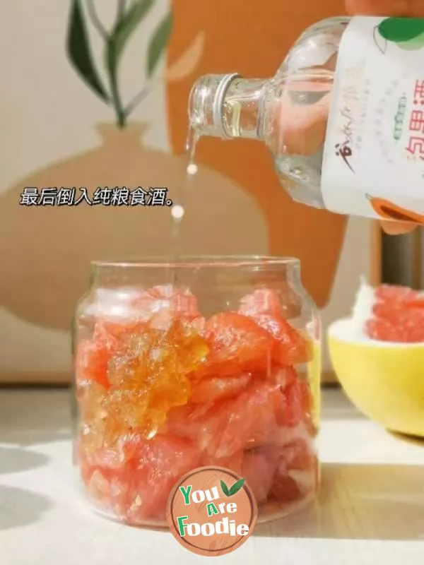 The method of making grapefruit wine is rich in vitamins and tastes delicious