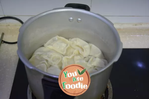 Dumplings stuffed with pork and white gourd