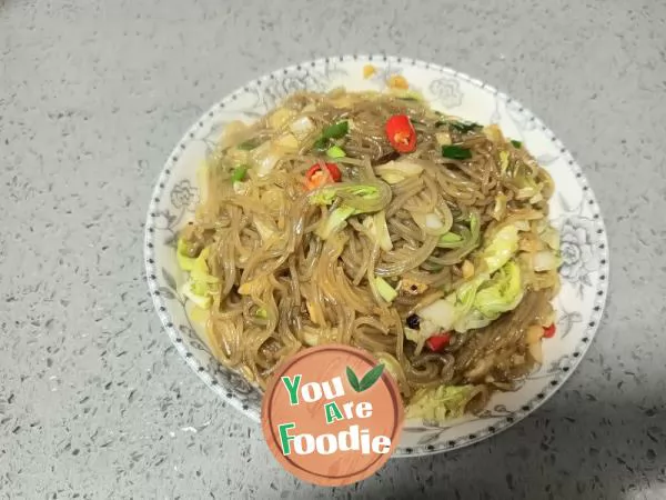 Stir-fried-cabbage,-noodles-and-shredded-pork