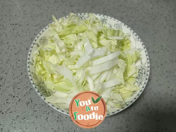 Stir-fried cabbage, noodles and shredded pork