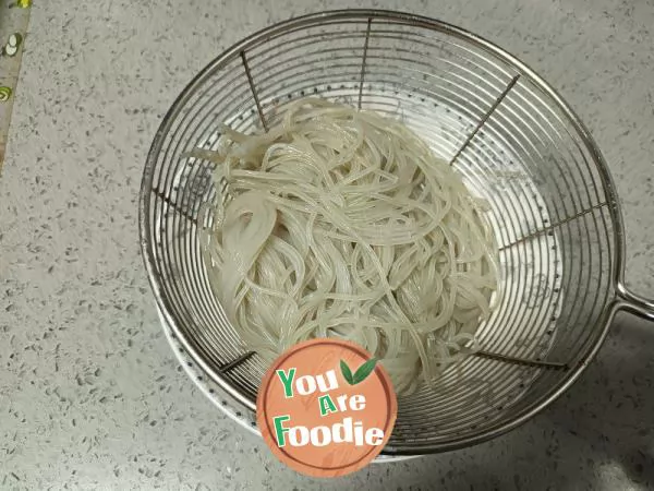 Stir-fried cabbage, noodles and shredded pork