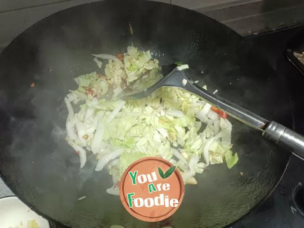 Stir-fried cabbage, noodles and shredded pork