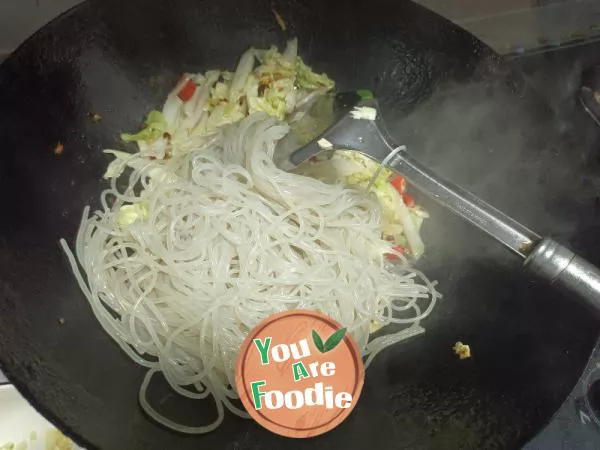 Stir-fried cabbage, noodles and shredded pork