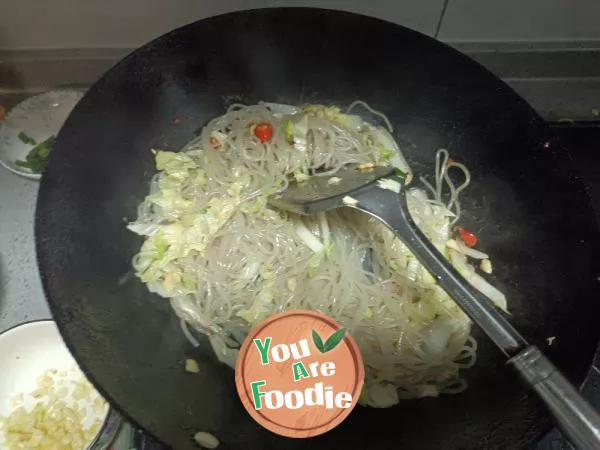 Stir-fried cabbage, noodles and shredded pork