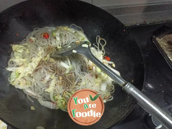 Stir-fried cabbage, noodles and shredded pork