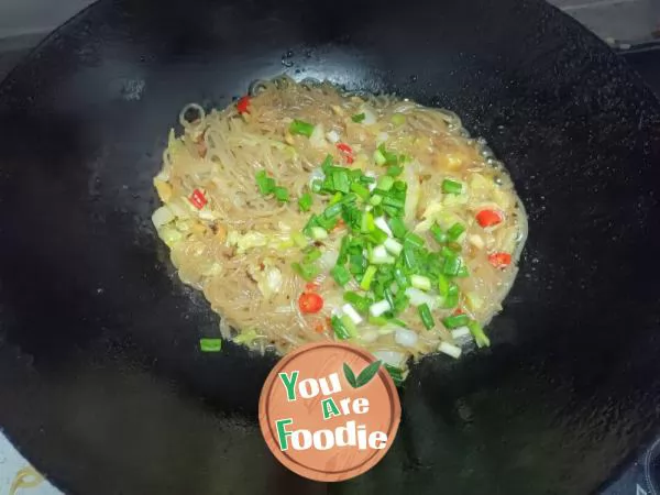 Stir-fried cabbage, noodles and shredded pork