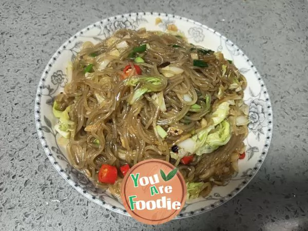 Stir-fried cabbage, noodles and shredded pork