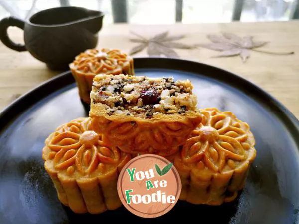 Cantonese five kernel moon cake