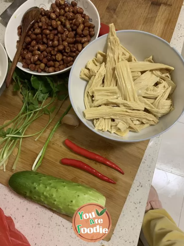 Bean curd and cucumber in cold sauce