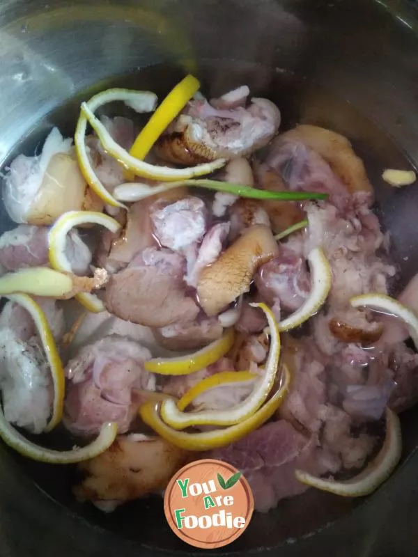 Stewed pig feet soup