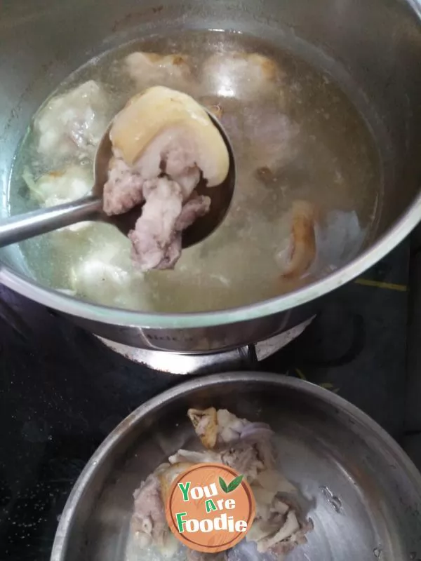 Stewed pig feet soup