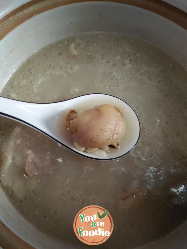 Stewed pig feet soup