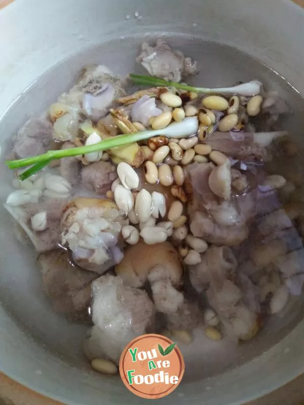 Stewed pig feet soup